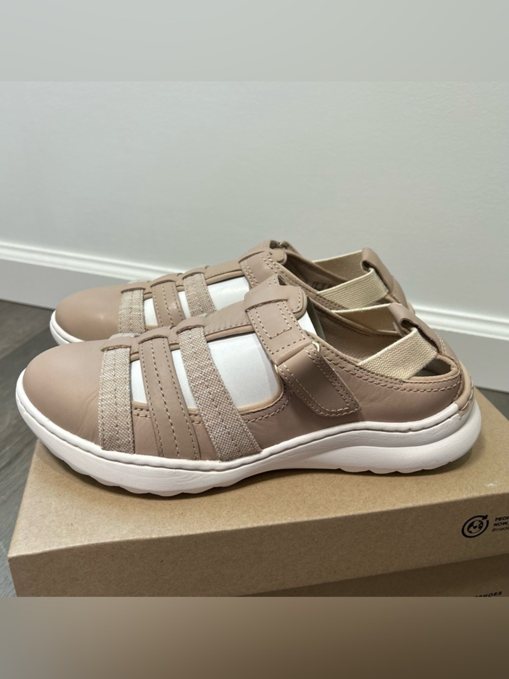 NEW Clarks Teagan Step Leather Women Shoes Size 8.5W Sand Slip On Sandals
